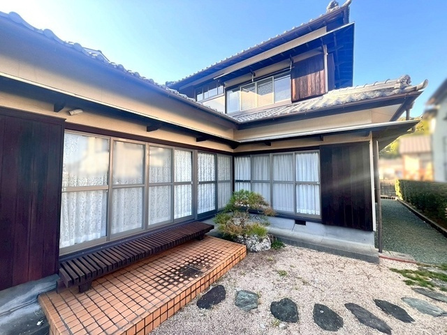 「敷地194坪の広大な敷地」高知市大津甲　中古一戸建ての庭|贅沢な縁側スペース付き。庭を眺めながら、ホッと一息つく贅沢な時間。