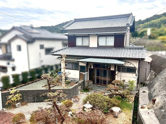 「敷地194坪の広大な敷地」高知市大津甲　中古一戸建ての外観|趣味の園芸や盆栽も楽しめる広々とした空間。