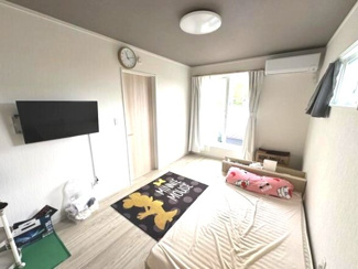 【居間・リビング】 | 八街市八街ほ　中古戸建 | 令和6年4月築 敷地約66坪 上下水JR総武本線八街駅徒歩約15分お庭でバーべキューが可能です 2台