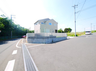 【前面道路含む現地写真】 | 八街市八街ほ　中古戸建 | 令和6年4月築 敷地約66坪 上下水JR総武本線八街駅徒歩約15分お庭でバーべキューが可能です 2台