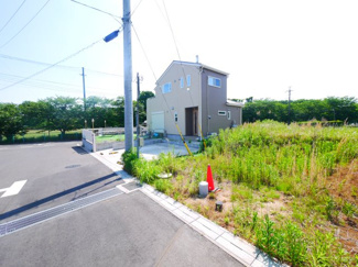 【前面道路含む現地写真】 | 八街市八街ほ　中古戸建 | 令和6年4月築 敷地約66坪 上下水JR総武本線八街駅徒歩約15分お庭でバーべキューが可能です 2台