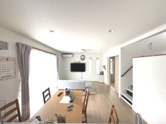【居間・リビング】 | 八街市八街ほ　中古戸建 | 令和6年4月築 敷地約66坪 上下水JR総武本線八街駅徒歩約15分お庭でバーべキューが可能です 2台