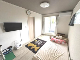 【居間・リビング】 | 八街市八街ほ　中古戸建 | 令和6年4月築 敷地約66坪 上下水JR総武本線八街駅徒歩約15分お庭でバーべキューが可能です 2台