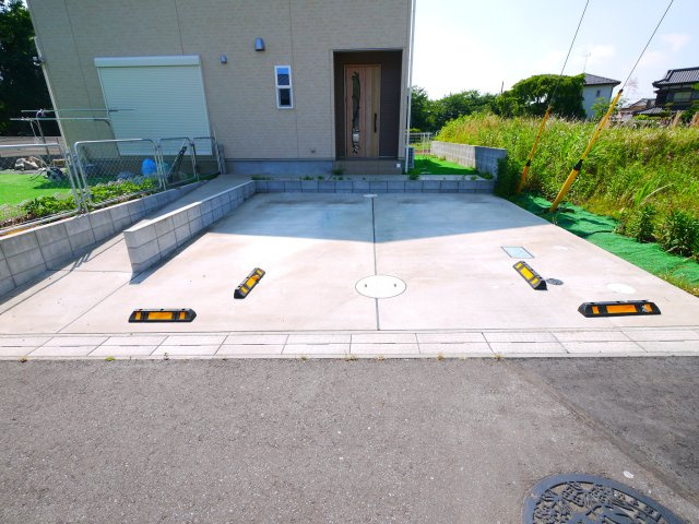八街市八街ほ　中古戸建の駐車場|令和6年4月築 敷地約66坪 上下水JR総武本線八街駅徒歩約15分お庭でバーべキューが可能です 2台