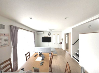 【居間・リビング】 | 八街市八街ほ　中古戸建 | 令和6年4月築 敷地約66坪 上下水JR総武本線八街駅徒歩約15分お庭でバーべキューが可能です 2台
