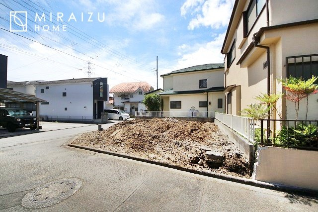 【周辺】 | 通勤や家族の送迎など、毎日の生活にマイカーが欠かせない方にとって駐車場は大事な条件。敷地内にカースペースがあれば、お出かけやお買い物の際の搬入出も楽々です。