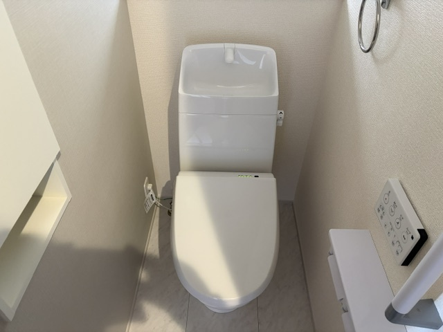 盛岡市南仙北3丁目のトイレ|温水洗浄便座機能付き