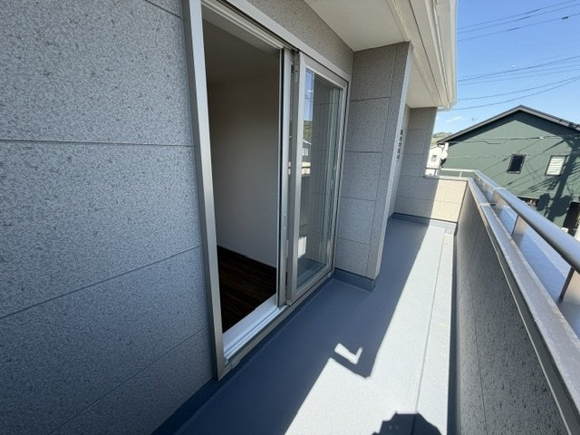 盛岡市南仙北3丁目のバルコニー|日当たりが良いのでテーブルや椅子を置いてテラスにするのも◎