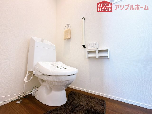[新築住宅] 鶴ヶ島市中新田 第1期 全3棟のトイレ|白を基調とした清潔感のある明るい空間。温水洗浄便座付きで、毎日快適・清潔に使用できます。操作しやすい壁面リモコンを採用しています。