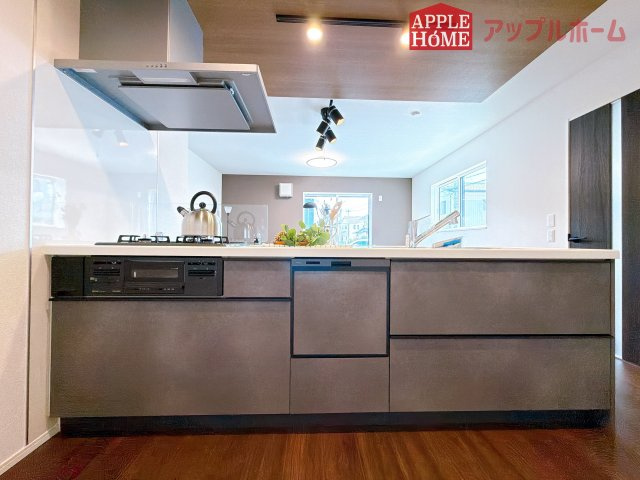 [新築住宅] 鶴ヶ島市中新田 第1期 全3棟のキッチン|キッチンから部屋中が見守れるので、小さなお子様がいるご家庭でも安心です。シンプル×ナチュラルな温かい空間は、どんなスタイルの家具も合わせやすいお部屋です。