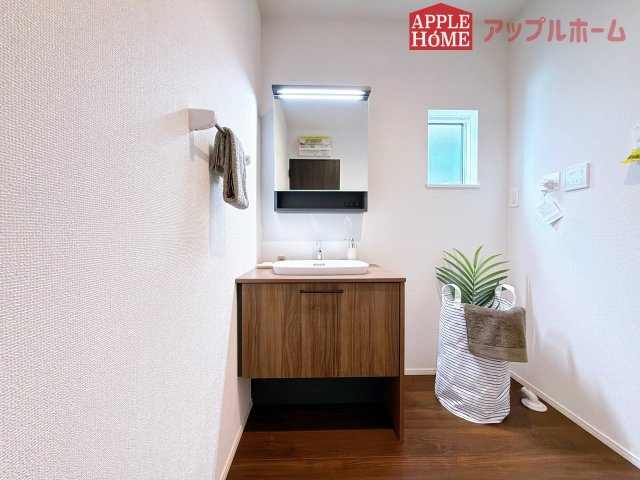 [新築住宅] 鶴ヶ島市中新田 第1期 全3棟の独立洗面台|ゆとりの洗面スペースで朝の身支度も快適スムーズに。髪のセットやお化粧もストレスなくこなせ、朝から気分良く通勤通学に向かえそうですね！鏡の裏にはたっぷりと収納スペースを標準装備