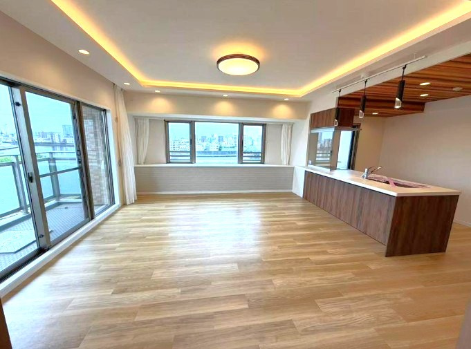 レクセルマンション北千住の居間・リビング|ドキドキの新生活も、安心してスタート。ぴったりの住まいを見つけませんか？クランディアが一緒に住まい選びをサポートします‼　まずは、お気軽にお問合せください　＃クランディア