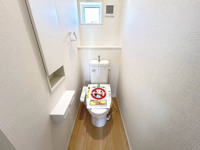 クワイエ　一宮市杉山第1　全2区画分譲のトイレ|超表面平滑加工とイオンパワーの「セフィオンテクト」加工で、汚れが付きにくく落ちやすい仕様のトイレです。
またツイントルネード洗浄で少ない水でも前方の返し部分から後方部までしっかり洗浄できます！