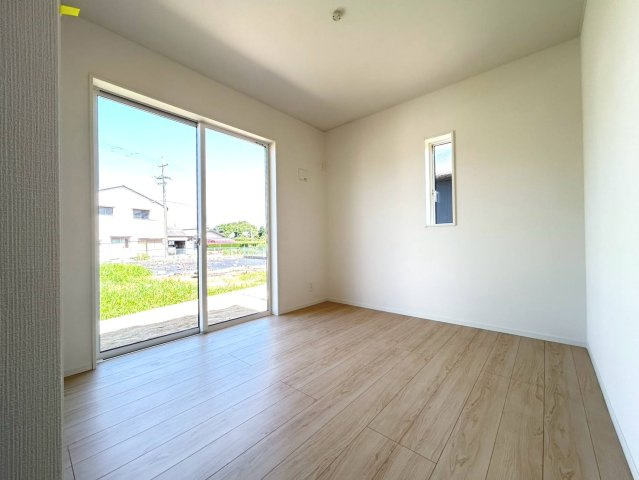 クワイエ　一宮市杉山第1　全2区画分譲の洋室|建具やクロスなどをトータルデザインでコーディネートしており、室内に落ち着きと安らぎを与えてくれます。
全居室収納付き！寝室やお子様のお部屋がスッキリ片付きます。