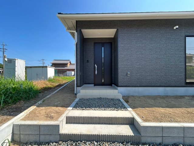 クワイエ　一宮市杉山第1　全2区画分譲の玄関|玄関ドアの取手ハンドル部分にセンサーがついて、カードタイプ・シールタイプのキーで施錠が可能で便利です。
お買い物の荷物で手が塞がっていても、楽々開錠できます。毎日の外出前の時間も短縮されて快適です！