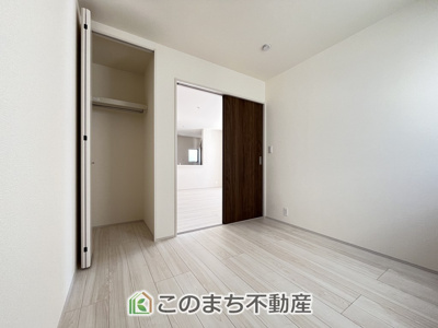 【洋室】 | 古河中田第4　2号棟 | 同社施工物件写真。※建具やフローリング、その他仕様が異なる場合がございます。