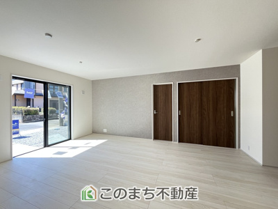 【居間・リビング】 | 古河中田第4　2号棟 | 同社施工物件写真。※建具やフローリング、その他仕様が異なる場合がございます。