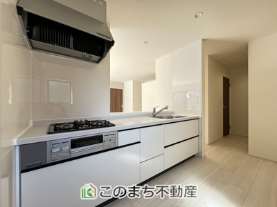 【キッチン】 | 古河中田第4　2号棟 | 同社施工物件写真。※建具やフローリング、その他仕様が異なる場合がございます。