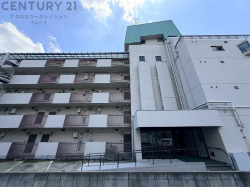 JR伊丹駅徒歩6分・阪急伊丹駅徒歩9分と2沿線が利用可能な利便性の高い立地。周辺はスーパー、病院、公園が徒歩圏内に揃う生活環境良好。 