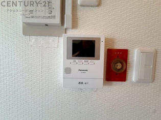 訪問者が来たときにテレビ画面で確認できるため、安心してドアを開けられます。録画機能があるものもあり、留守中に来訪者を記録しておくことができます。利便性が高く、セキュリティ面でも安心です。