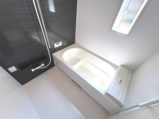 クワイエ　一宮市杉山第1　全2区画分譲の浴室|保温浴槽使用で４時間たっても浴槽の湯温低下はわずか約2.5度の省エネ仕様です。【暖房換気乾燥機】付き！
サイドブロー機能を備えた省エネ衣類乾燥機です。窓付きの明るく清潔な空間でゆったりバスタイムを！
