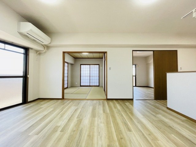 【居間・リビング】 | ロワールマンション古賀 | 隣接和室の間仕切りを開放すれば、更にご家族みんながゆったりくつろげる広々リビングへ♪