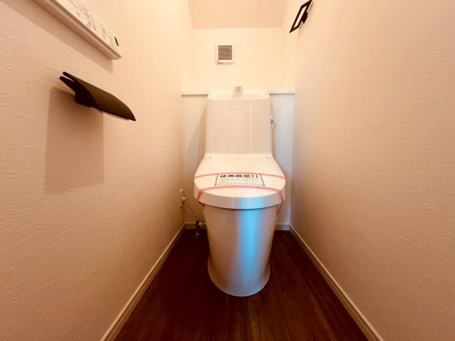 【トイレ】 | 練馬区南大泉４丁目　新築戸建て | シンプルでお手入れしやすい、機能的なトイレを採用