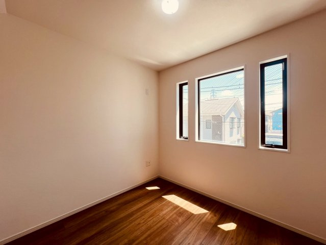 【洋室】 | 練馬区南大泉４丁目　新築戸建て | 明るく落ち着いた雰囲気でプライベート時間を快適に過ごせる洋室