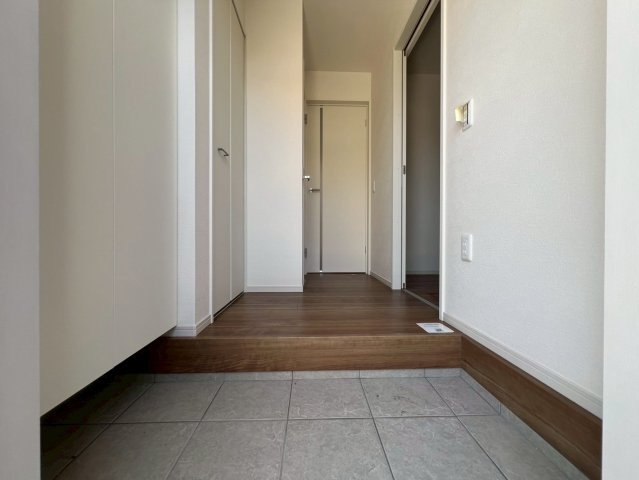 【玄関】 | 練馬区南大泉４丁目　新築戸建て | 収納も充実し、使いやすさに配慮した快適な玄関です