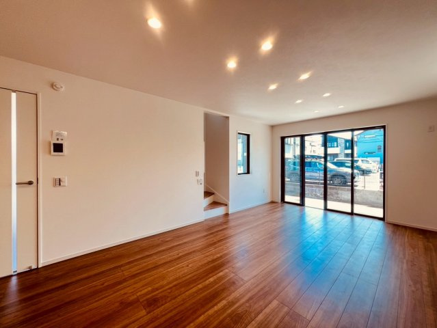 【居間・リビング】 | 練馬区南大泉４丁目　新築戸建て | ゆとりある広さで家具配置もしやすく、くつろぎの時間も充実