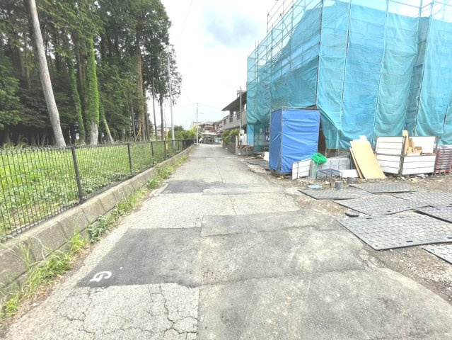 昭島市拝島町１丁目　全５棟　２号棟の前面道路含む現地写真