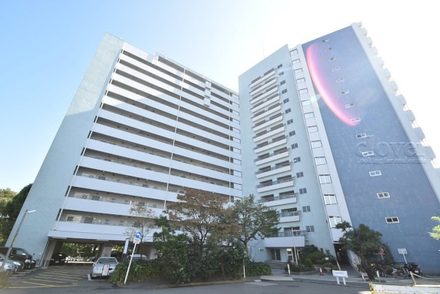【外観】 | 戸山ハイツ27号棟 | 手入れの行き届いた外壁やエントランスなど、「見ればわかる」レベルで清潔感を保ったマンションです。築年数を感じさせない姿で皆様をお出迎えします。～即日のご見学可能～　お問合せはお気軽にどうぞ。
