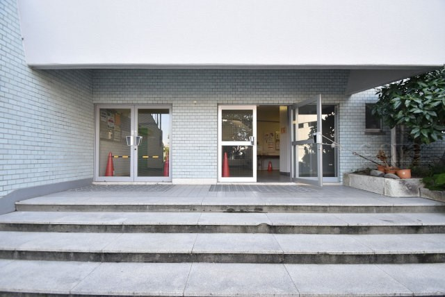 【エントランス】 | 戸山ハイツ27号棟 | お客様を、そして住人を出迎えてくれるマンションのエントランス。ゴミが落ちていないことからも、管理状態の良さや住民の節度の高さが見て取れます。～即日のご見学可能～　お問合せはお気軽にどうぞ。
