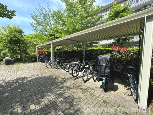 長池公園せせらぎ通り北の駐輪場|【駐輪場（無料）】