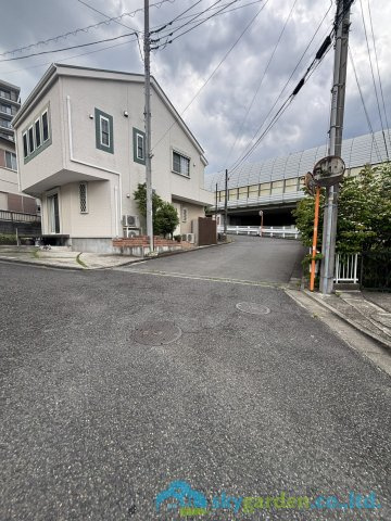 秦野市南矢名　中古戸建の前面道路含む現地写真
