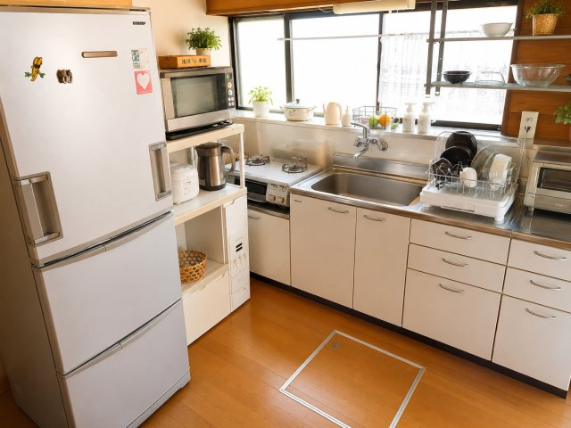 前橋市広瀬町 中古住宅のキッチン|※掲載しております室内写真の一部は、家具・荷物等を整理したイメージとしてAI画像編集を行っております。実際の現況とは異なるります予めご了承ください。残置物は弊社にて処分いたします。