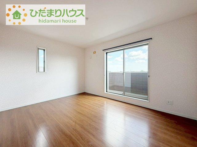 【寝室】 | 結城市大字山川新宿　中古戸建 | バルコニーに面していて、たっぷり光りの入る明るい主寝室です！