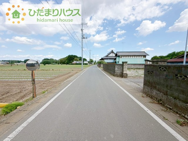【前面道路含む現地写真】 | 結城市大字山川新宿　中古戸建 | 前面道路幅4ｍ以上☆車の出入りもラクラクできちゃいます(^^♪