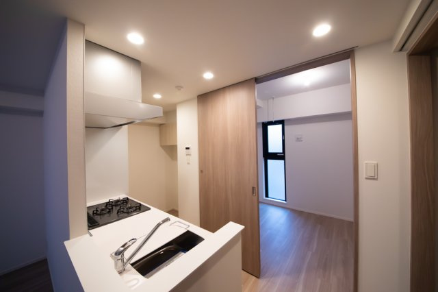 プラウドフラット月島アベニューのキッチン|コンパクトなキッチンで掃除もラクラク