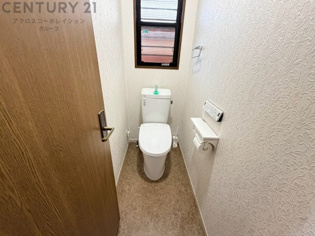 温水洗浄便座付トイレは温水洗浄機能により、暖かい水でおしりを洗浄することができ、冷たい水を使う従来の便座に比べ、温水洗浄機能で暖かいトイレを提供し、快適な使用を可能にします。