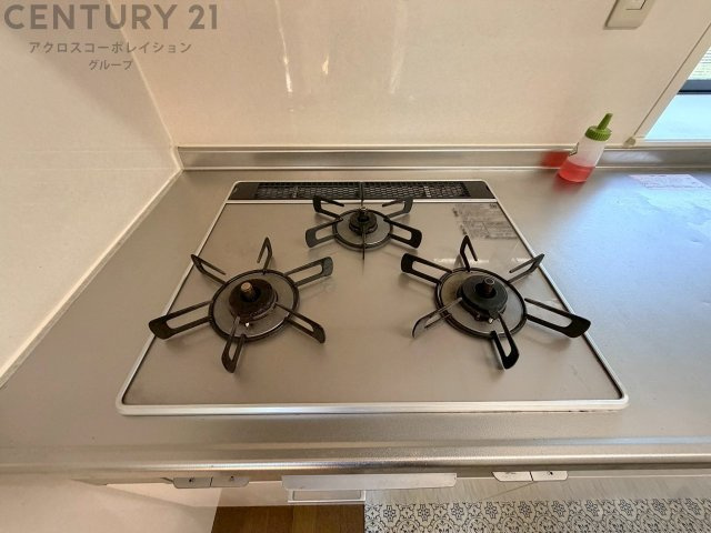 多数の調理器具を同時に使用でき、料理の効率化が可能。省エネで節約になり、様々な料理スタイルに適応できます。また、火力調整が独立しており、手入れや掃除もしやすく、今よりもっとお料理が楽しくなるかも。