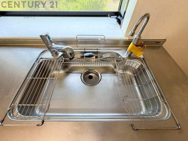 大きなシンクでお鍋などの大きな調理器具を洗う際にも便利です。