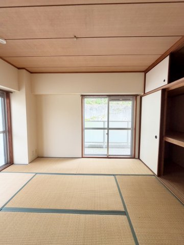 六甲ヒルズ篠原台の和室|【和室６帖】リビング横の和室で、来客時の客間や家族のくつろぎスペースとして活躍。畳の心地よさが日常に安らぎをプラスします。