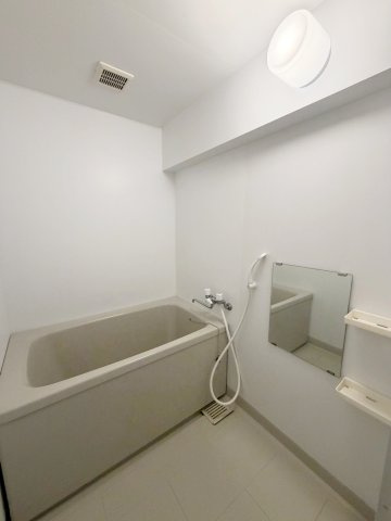 六甲ヒルズ篠原台の浴室|シンプルで整った浴室は、無理なく快適に使える設計。水回りを清潔に保ちやすく、日々の暮らしに寄り添う機能的な空間です。