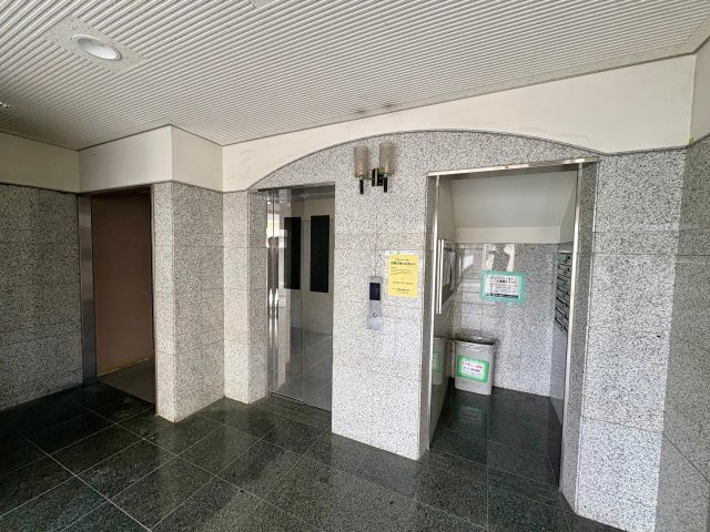 アンフィニィ真砂のエントランス