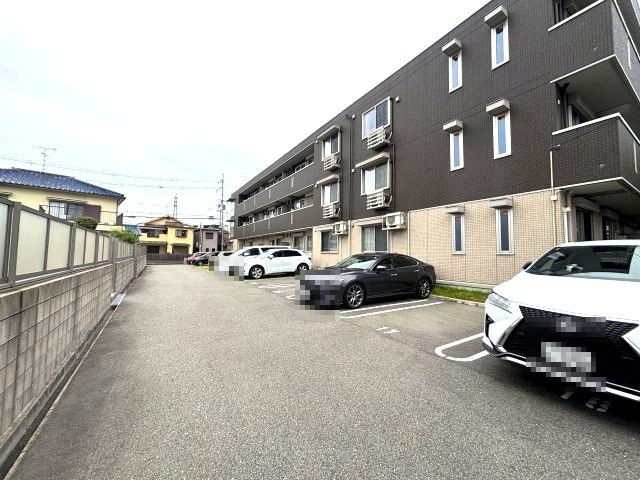 グロリアハイツはびきのA棟の駐車場