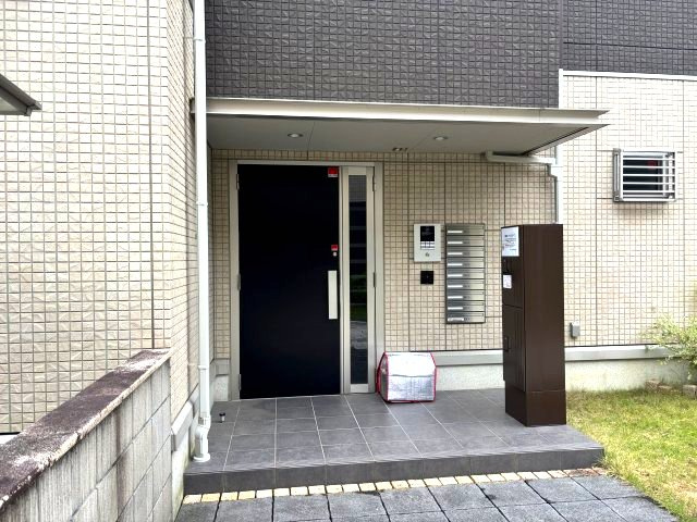 グロリアハイツはびきのA棟のエントランス