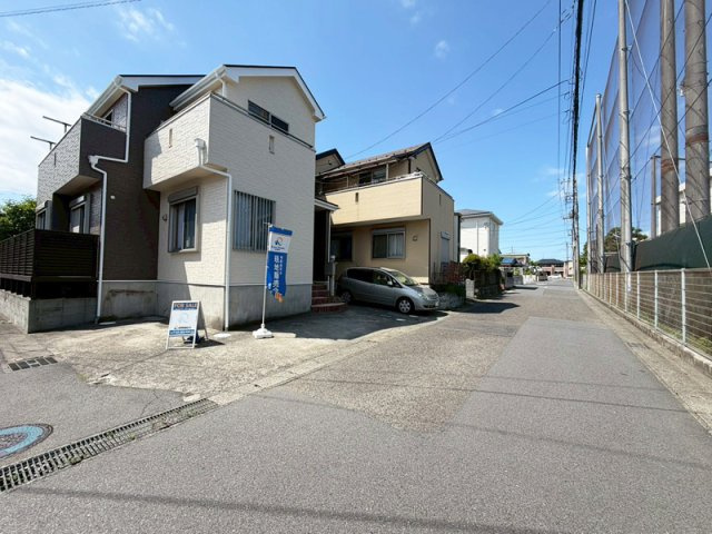 中古戸建　藤沢市打戻の前面道路含む現地写真