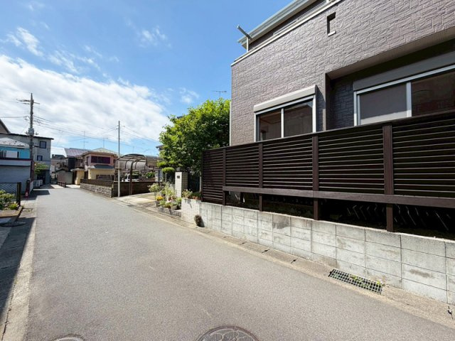 中古戸建　藤沢市打戻の前面道路含む現地写真
