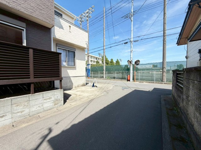 中古戸建　藤沢市打戻の前面道路含む現地写真